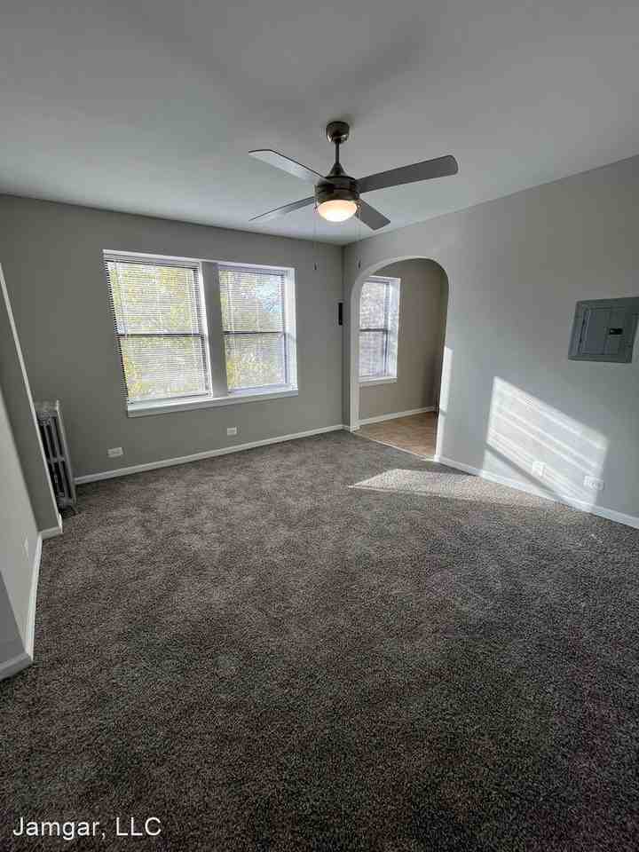 327 N Pine - Photo 2 of 9