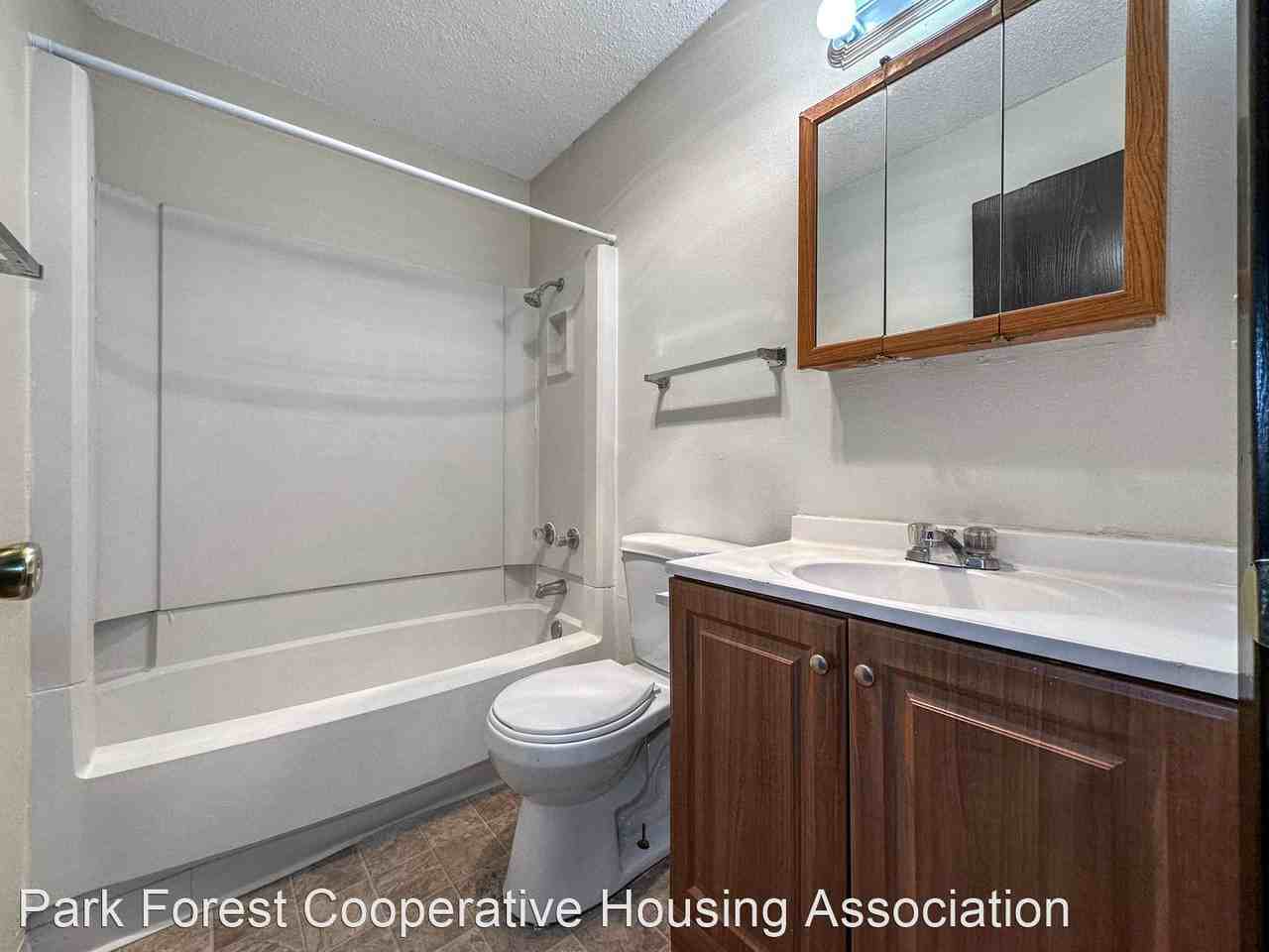 2000 2198 E Virginia Apartments in Easter Lake Area, Des Moines, IA