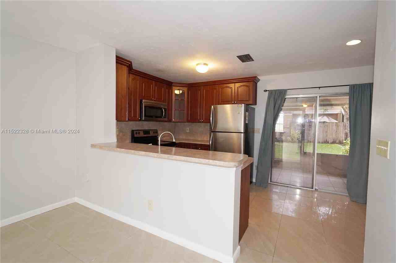 2913 Cambridge Ln - Photo 3 of 8