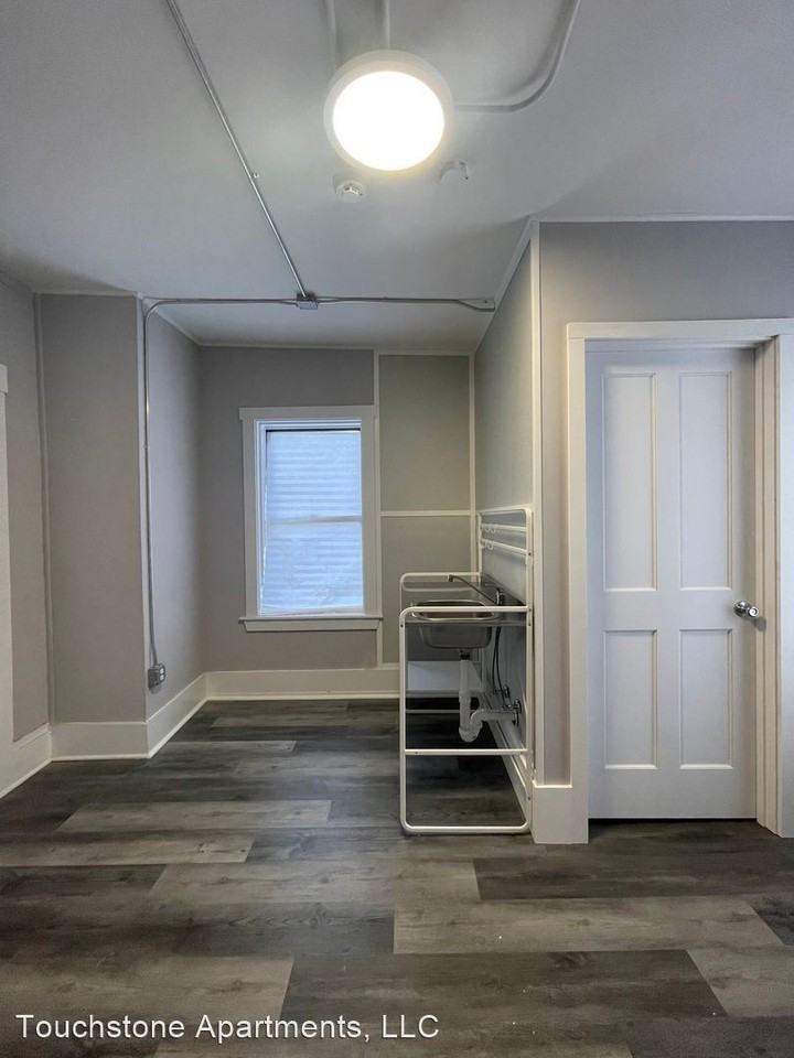 Renovated Rooms $900+ - Don't miss out, get it while its this cheap!!!  ALL UTILITIES, PARKING, AND WIFI INCLUDED!! - Photo 3 of 3