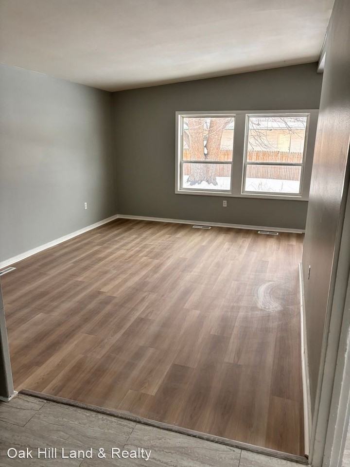 1357 Vandenburg Cir - Photo 3 of 12