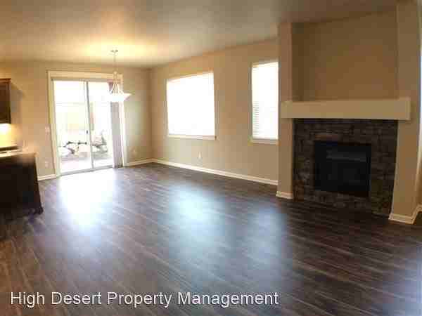 Townhome in NE Bend - Photo 2 of 15