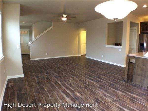Townhome in NE Bend - Photo 3 of 15