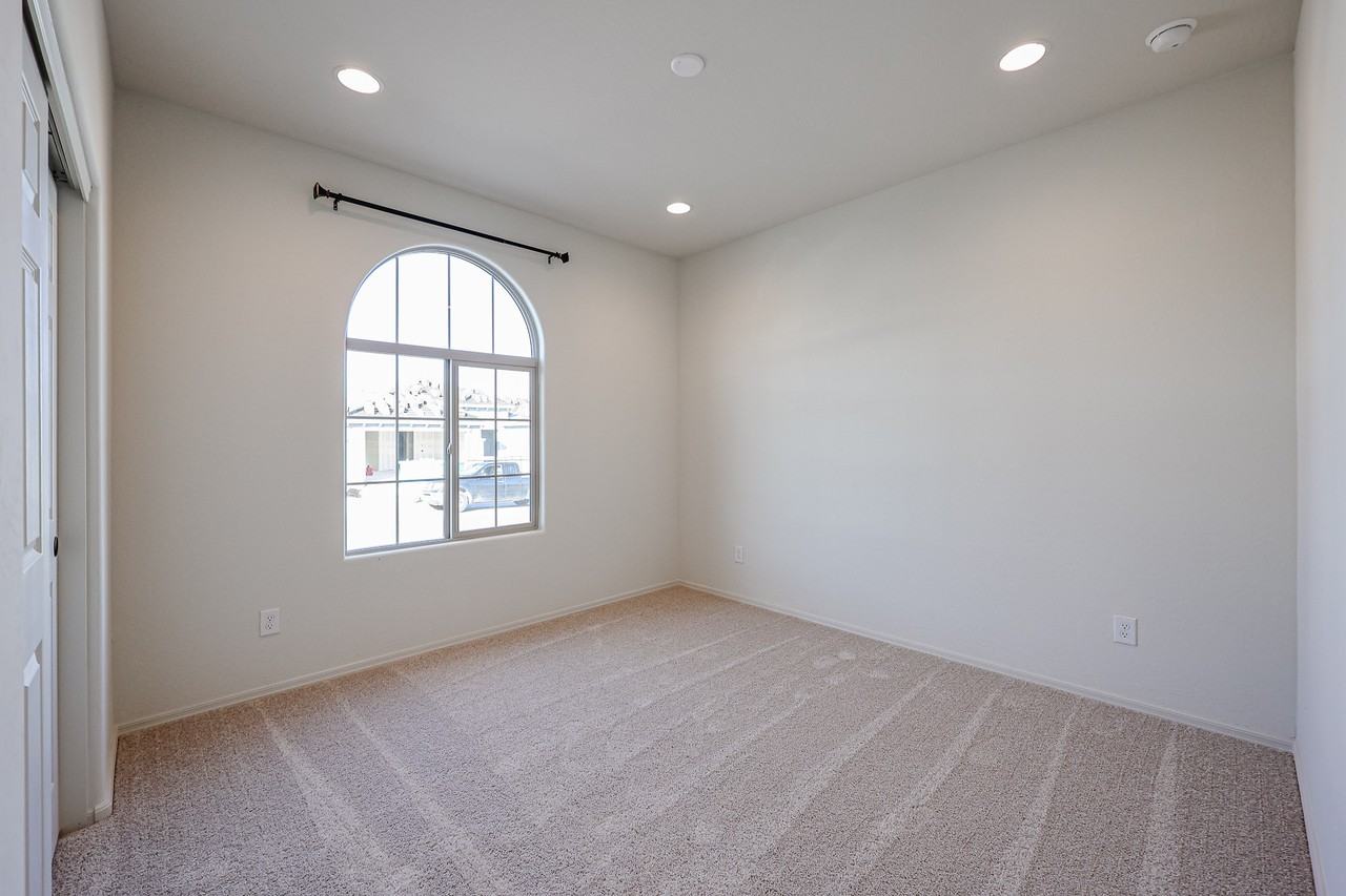 18675 N 268th Ave - Photo 4 of 31