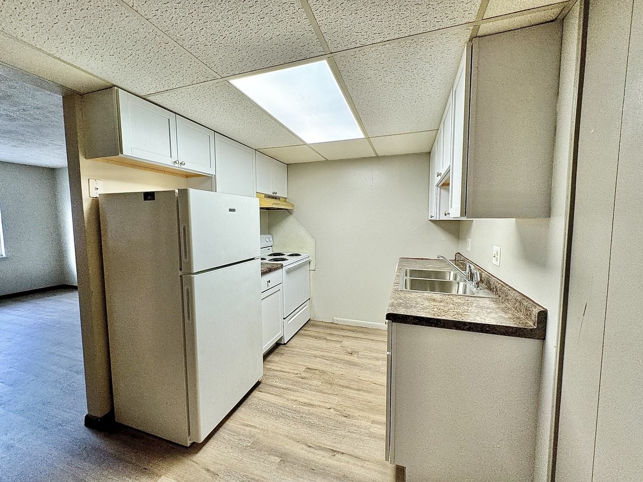 201 W Allen St - Photo 2 of 5