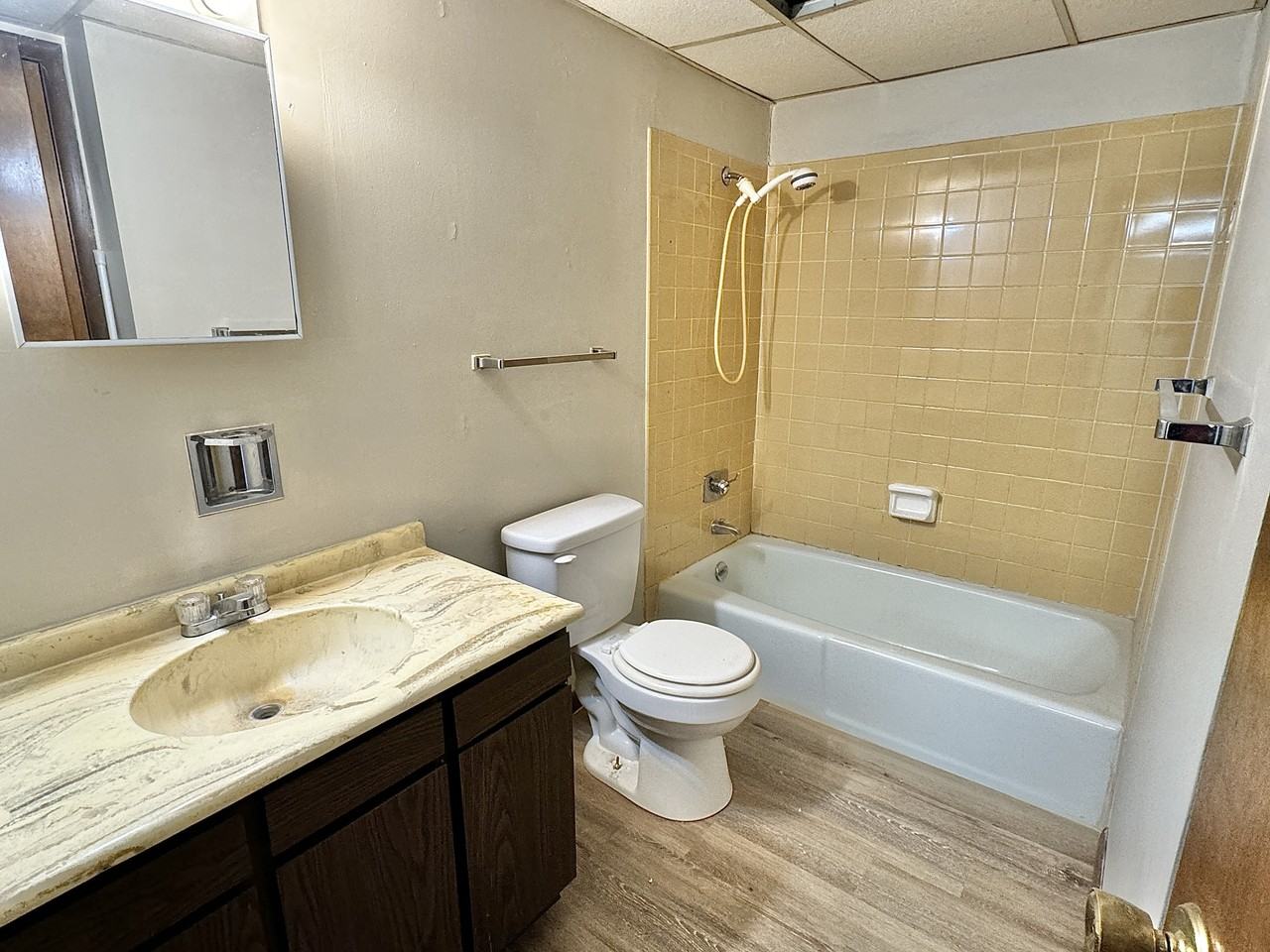 201 W Allen St - Photo 3 of 5