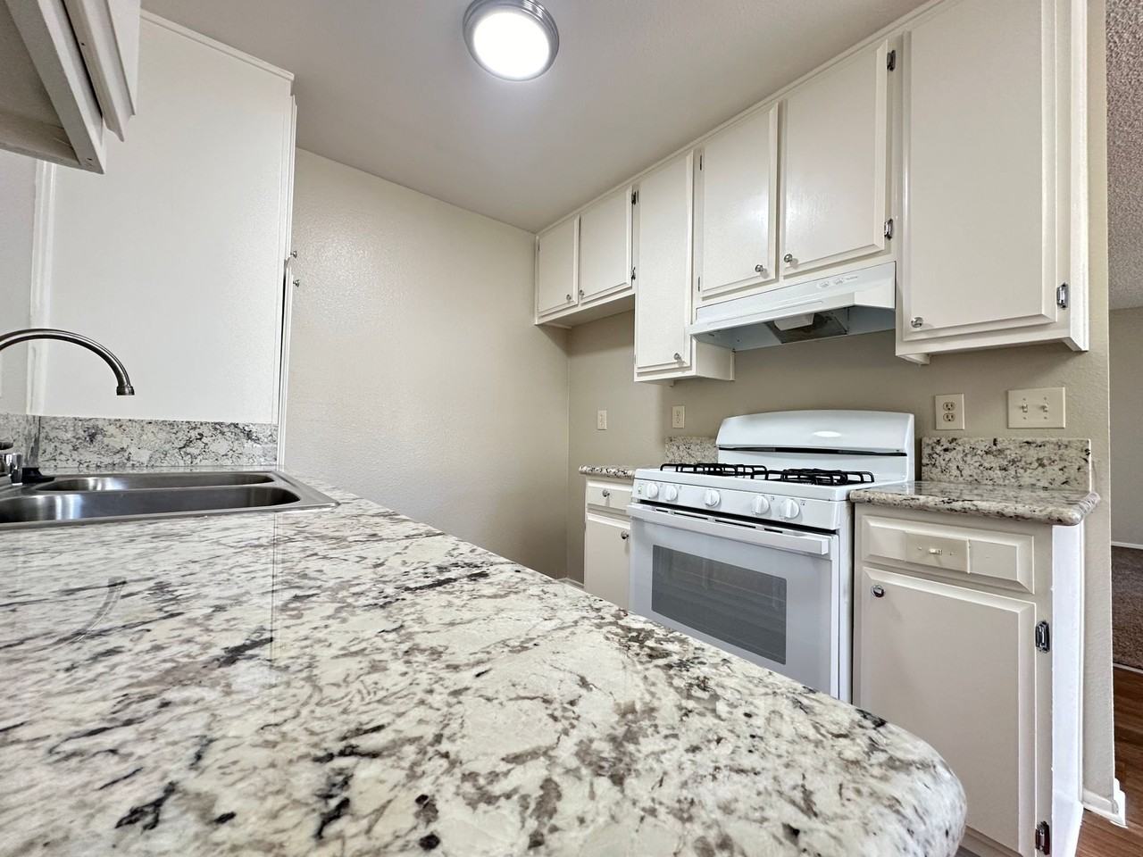 !!!!MOVE IN SPECIAL QUALIFIED APPLICANTS SIX WEEKS FREE RENT!!!! CALL NOW - Photo 3 of 12