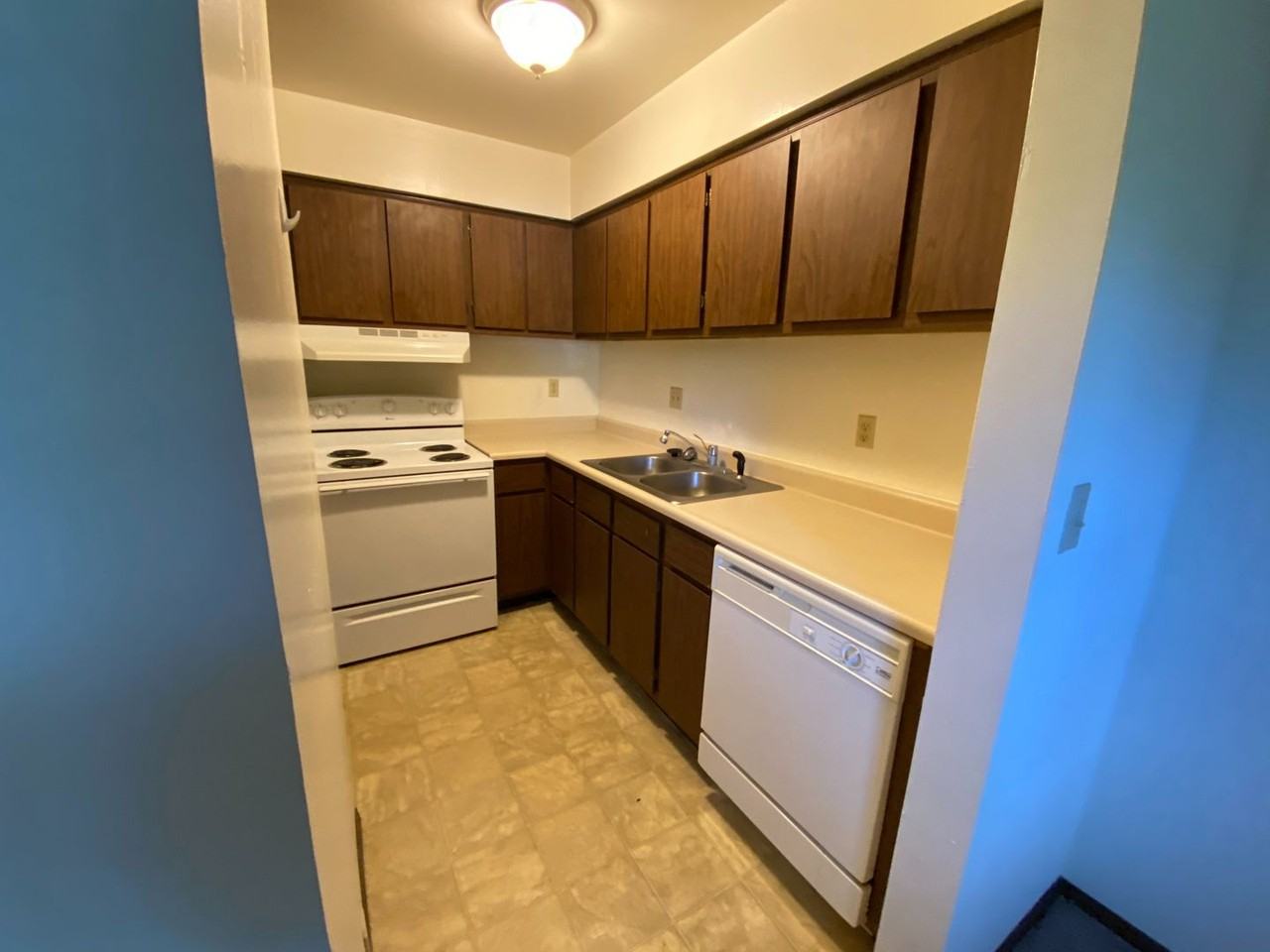 Versailles Apartments - Photo 4 of 18