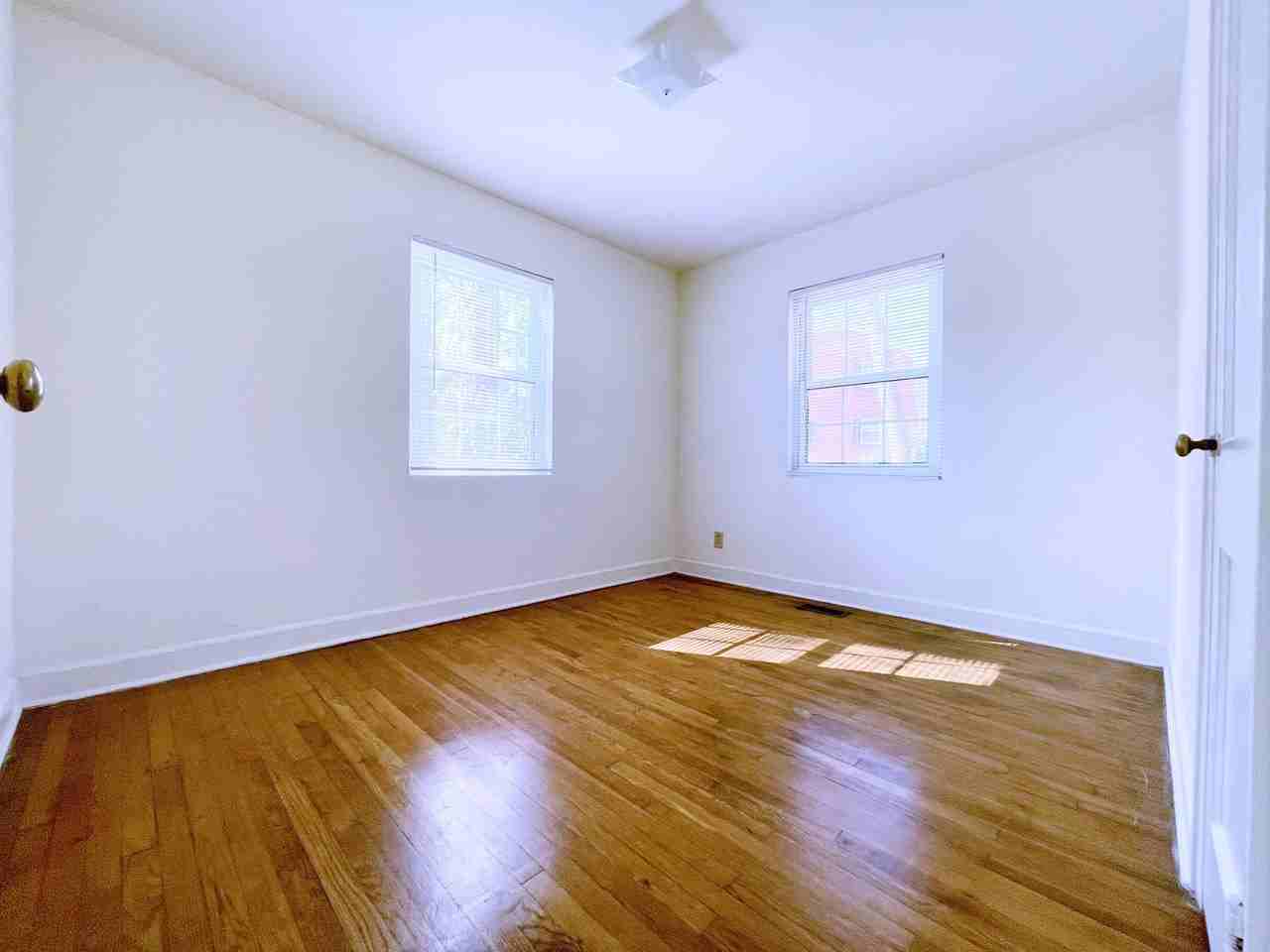 Lindley Park Manor - Photo 6 of 27