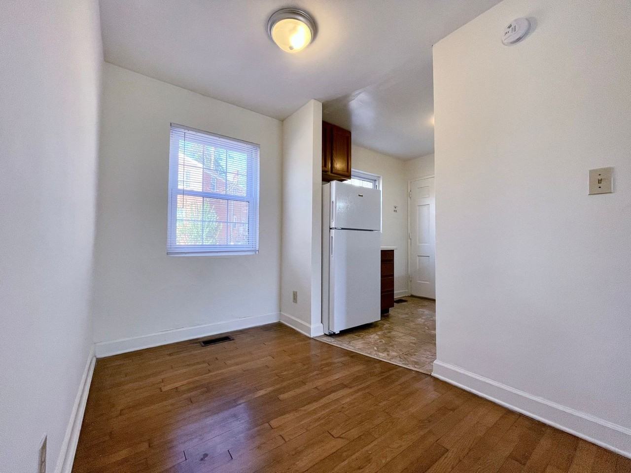 Lindley Park Manor - Photo 7 of 27