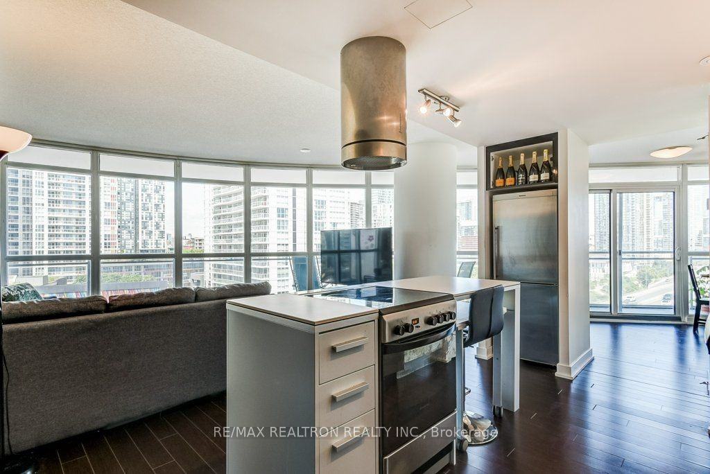 38 Dan Leckie Way #1208