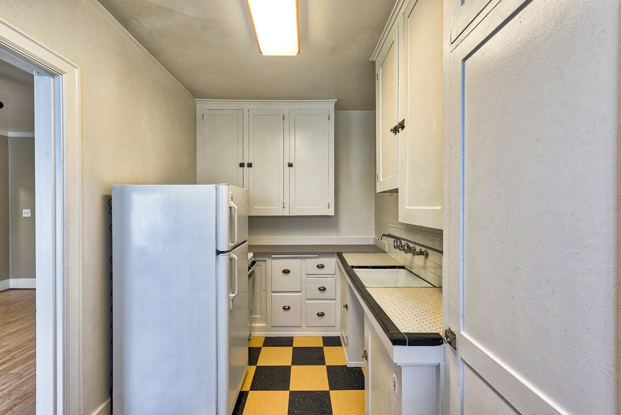 Chapman Court Aparments - Photo 7 of 18