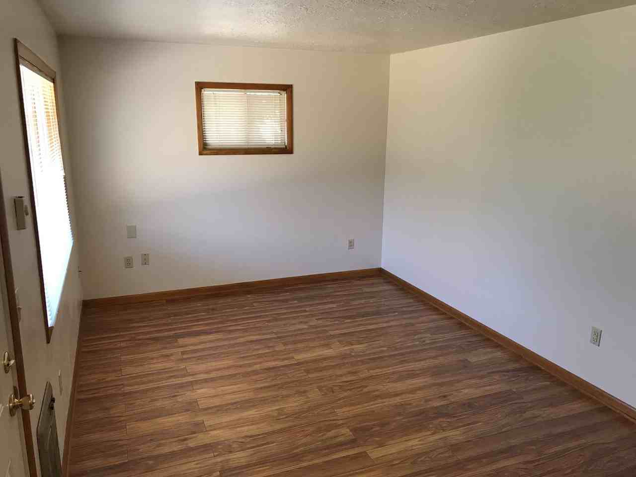 086-Friendship Court Apartments - Photo 4 of 13