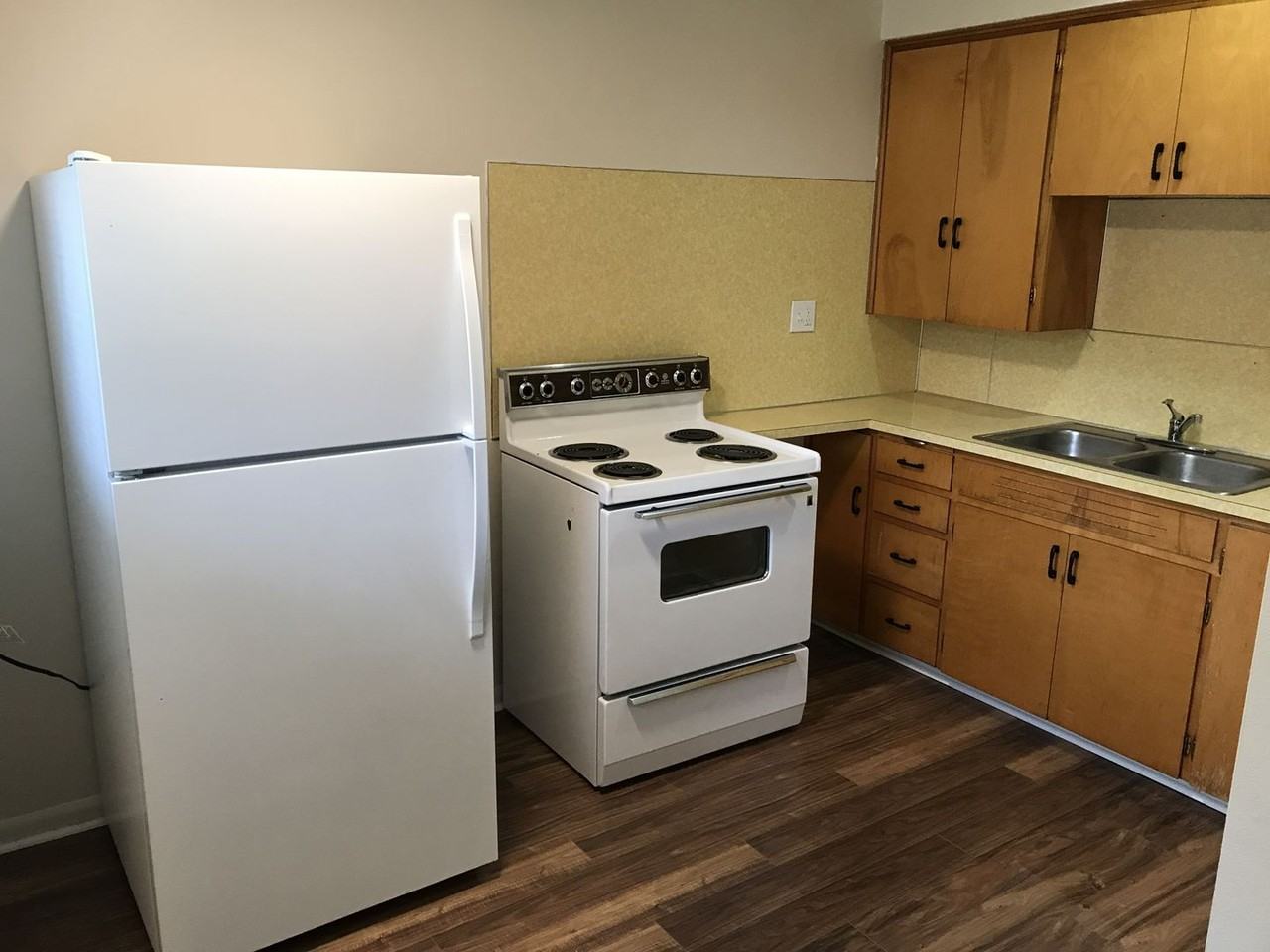 086-Friendship Court Apartments - Photo 7 of 13