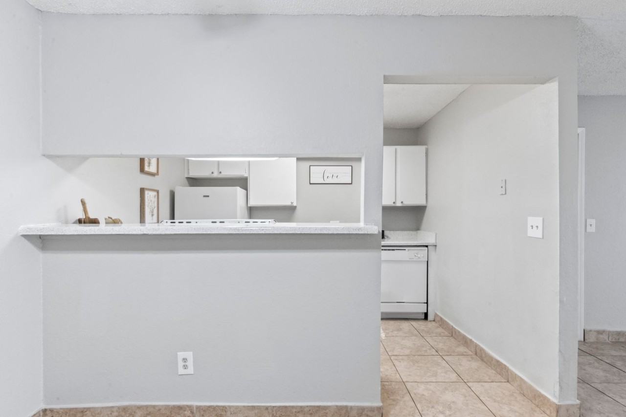 Boca Vista Apartments - Photo 3 of 19