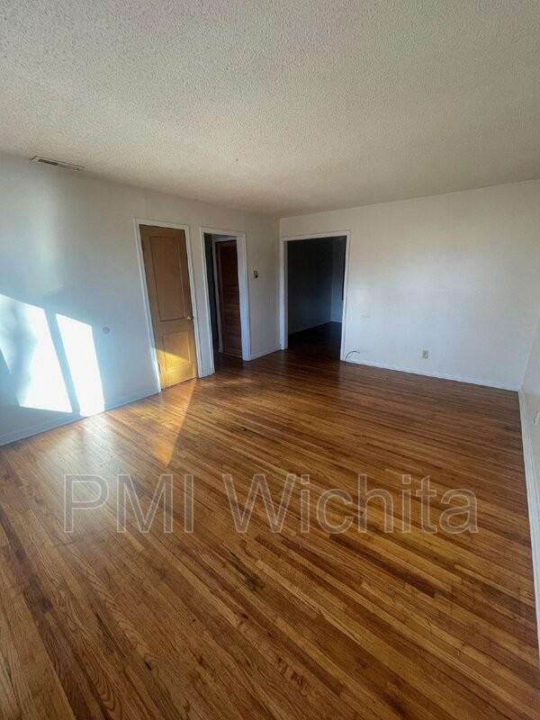 632 S Woodlawn Blvd - Photo 3 of 9