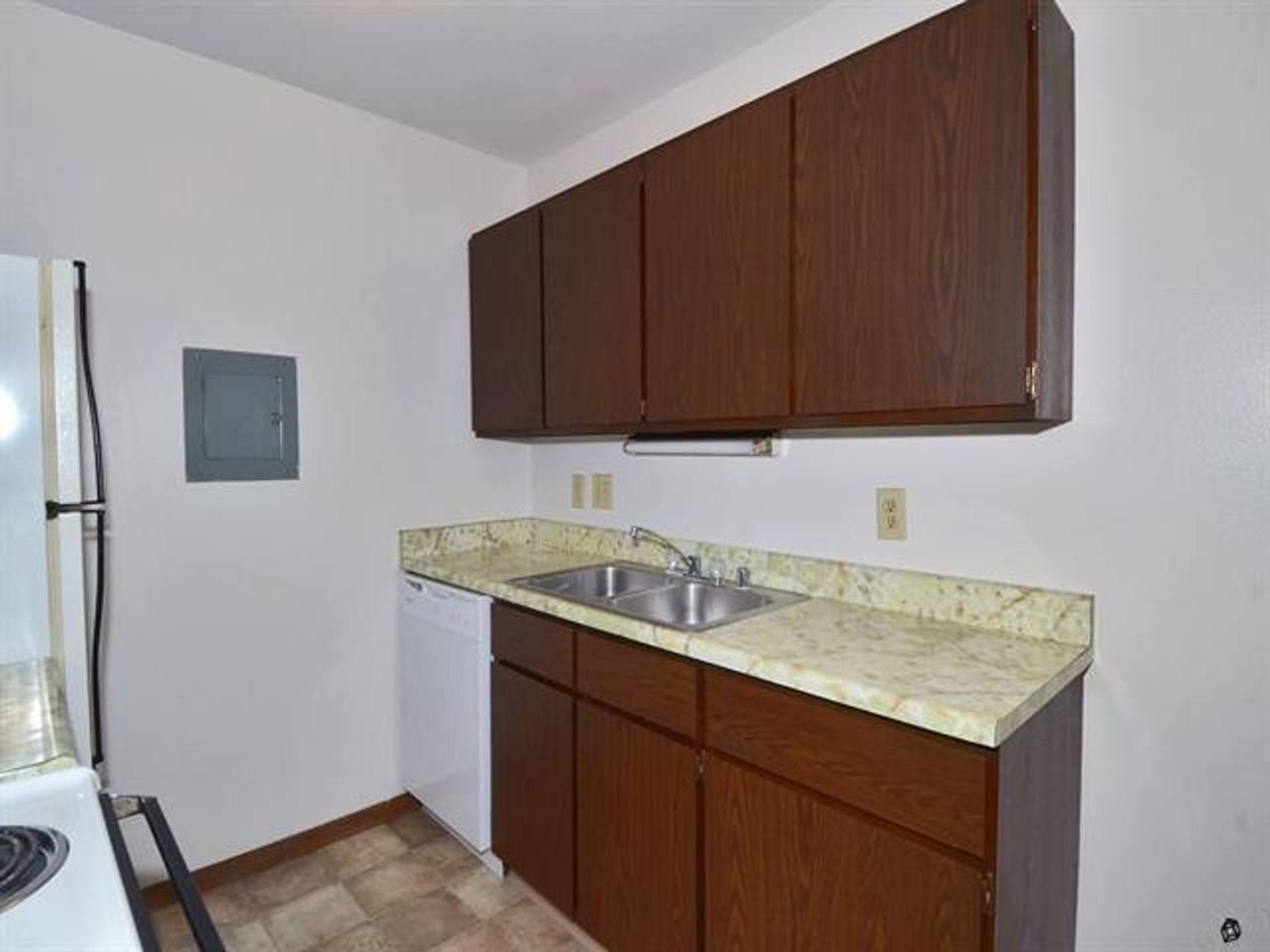 WESTVIEW II APARTMENTS - Photo 5 of 17