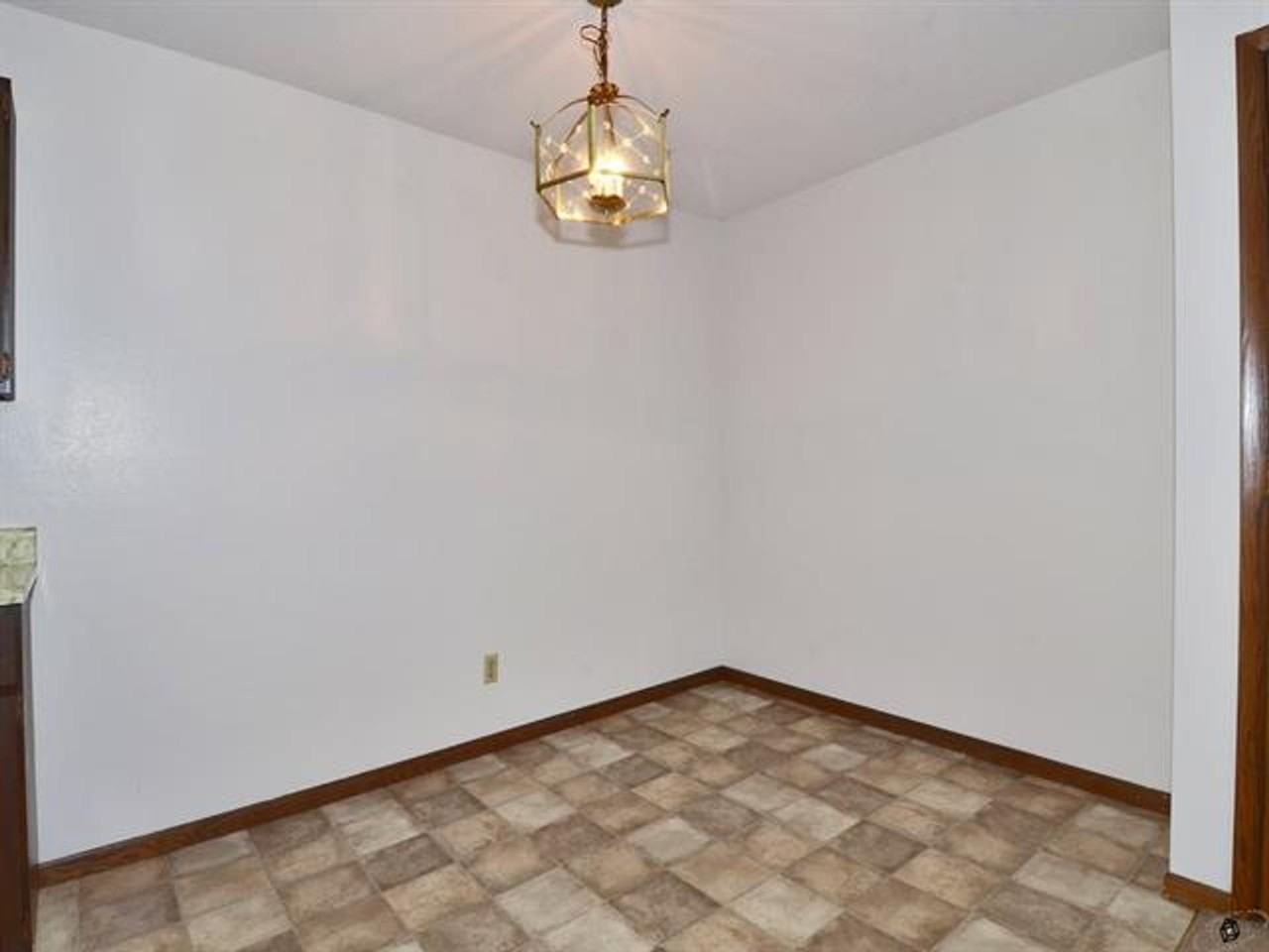 WESTVIEW II APARTMENTS - Photo 7 of 17
