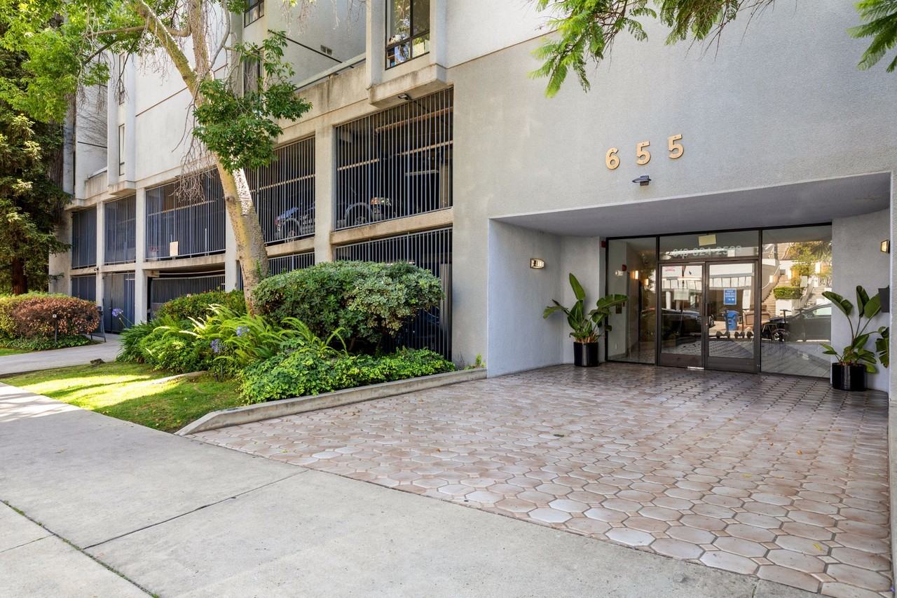 A 3 Bedroom apartment with Private & Common Bathrooms, common areas and a fully functional kitchen at 655 Kelton Ave. - Photo 7 of 7