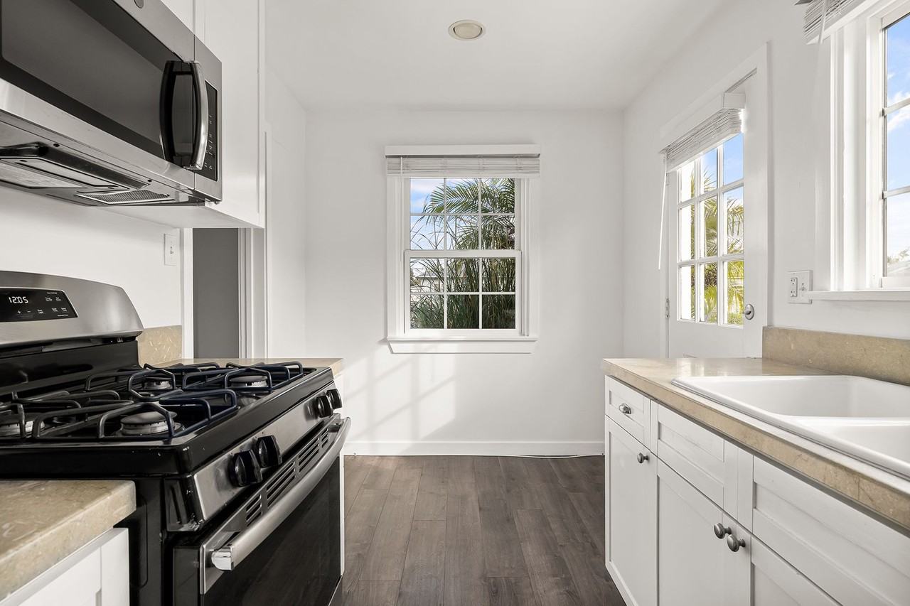 8413 Lilienthal Ave - Photo 2 of 9