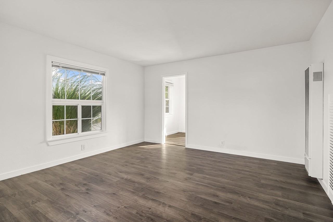 8413 Lilienthal Ave - Photo 4 of 9
