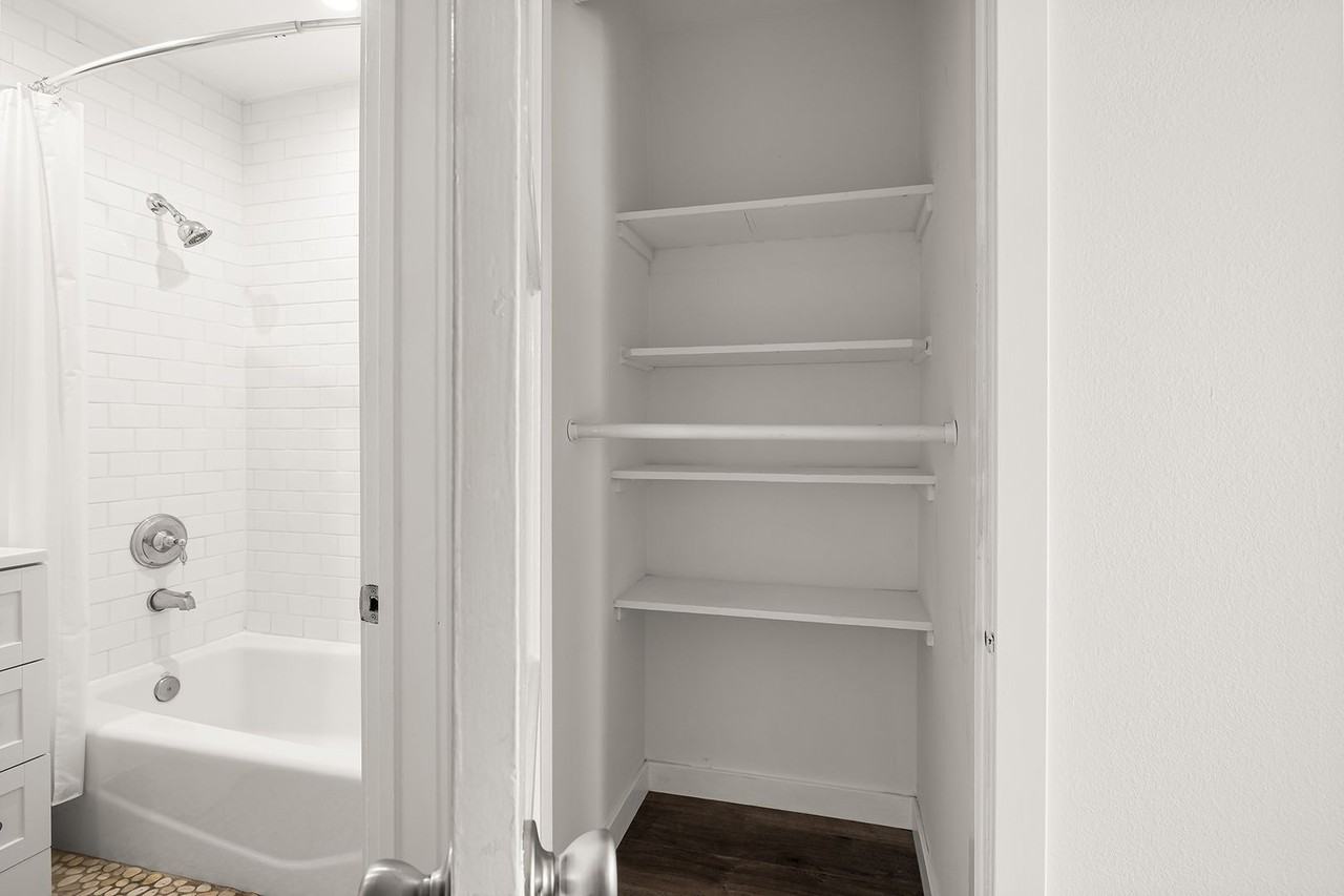 8413 Lilienthal Ave - Photo 6 of 9