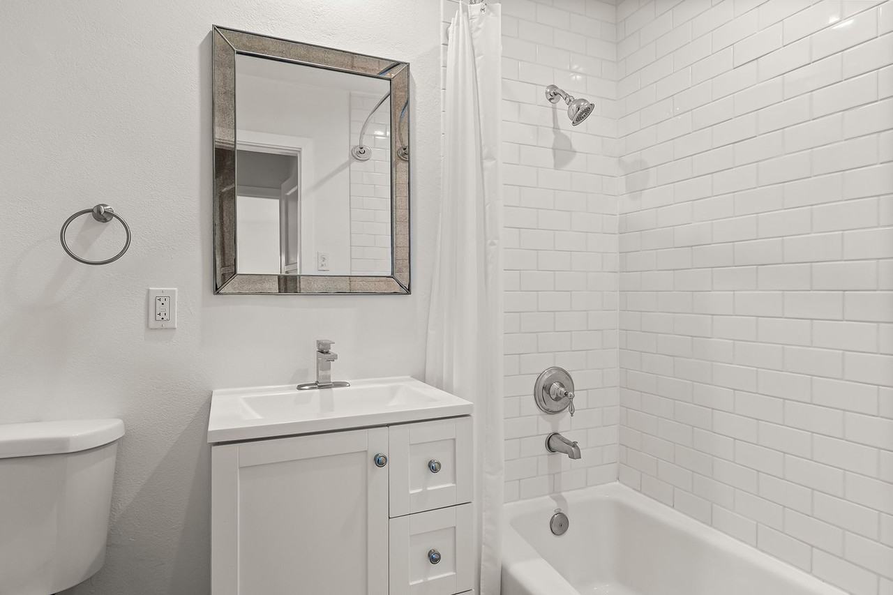 8413 Lilienthal Ave - Photo 5 of 9