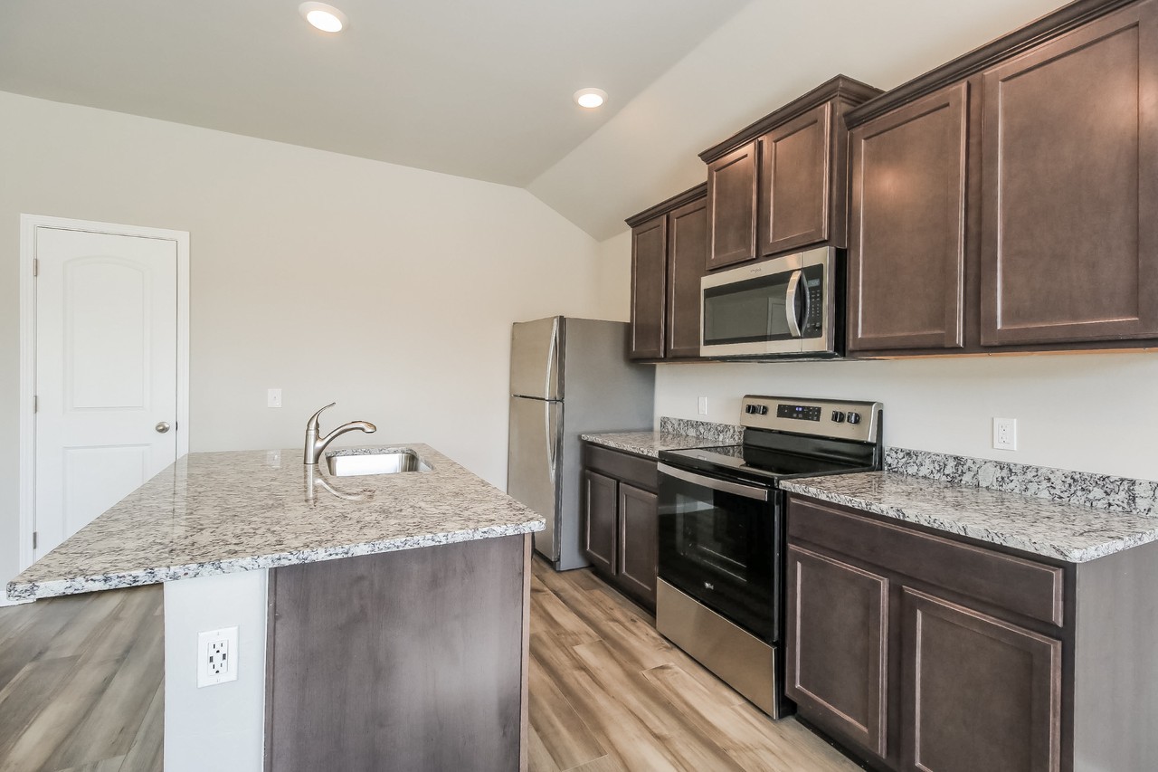 1716 Crimson Lake Blvd - Photo 4 of 20