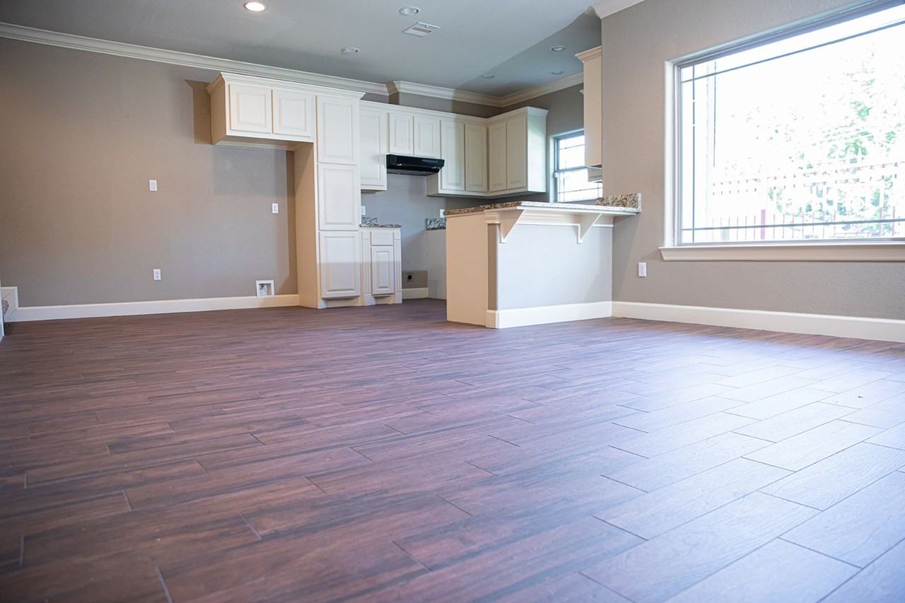 Duplex For Lease - Photo 2 of 20