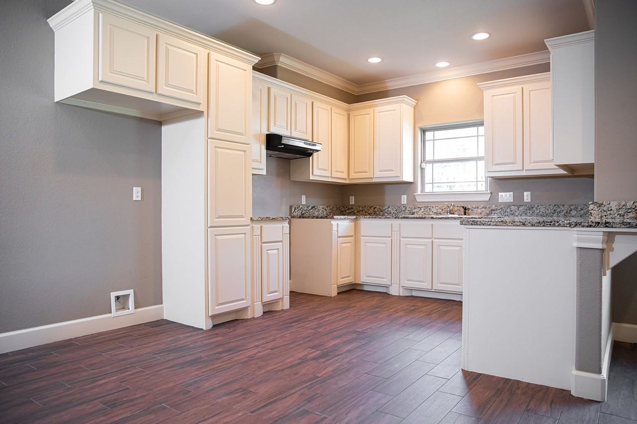 Duplex For Lease - Photo 3 of 20