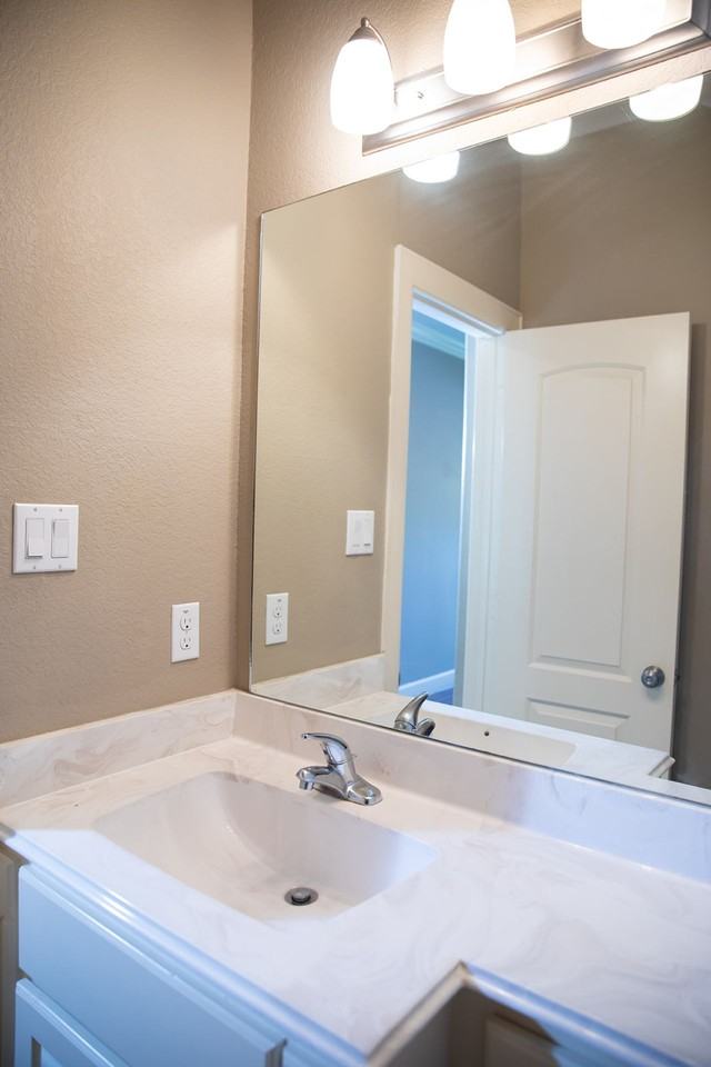 Duplex For Lease - Photo 4 of 20