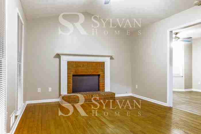 495 Robin Hood Dr - Photo 3 of 16