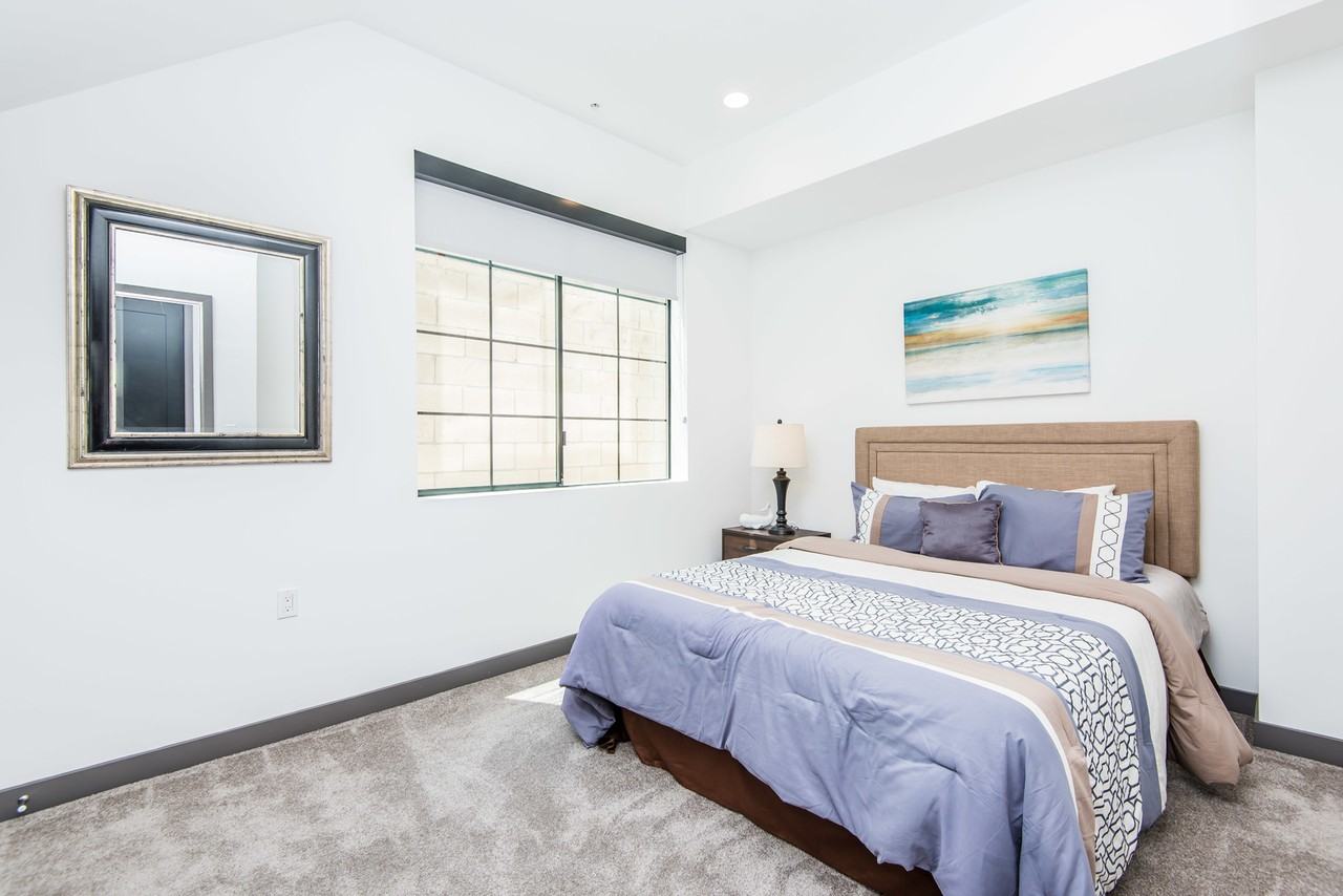 Come home to these Modern Townhouse in Toluca Lake! - Photo 7 of 15