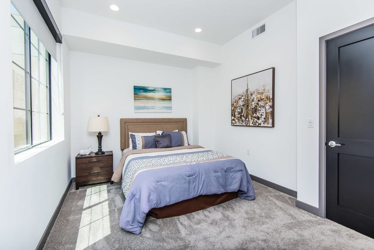 Come home to these Modern Townhouse in Toluca Lake! - Photo 5 of 15