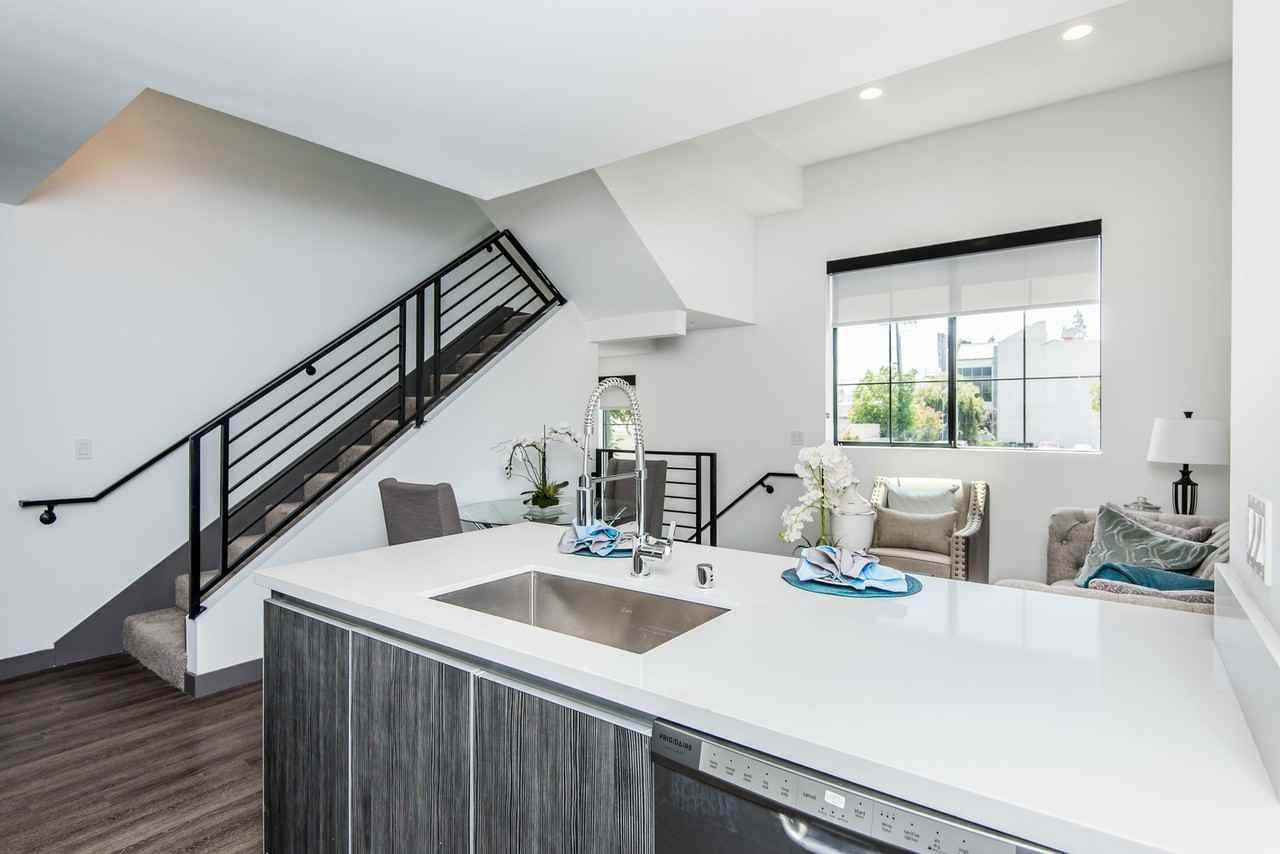 Come home to these Modern Townhouse in Toluca Lake! - Photo 6 of 15