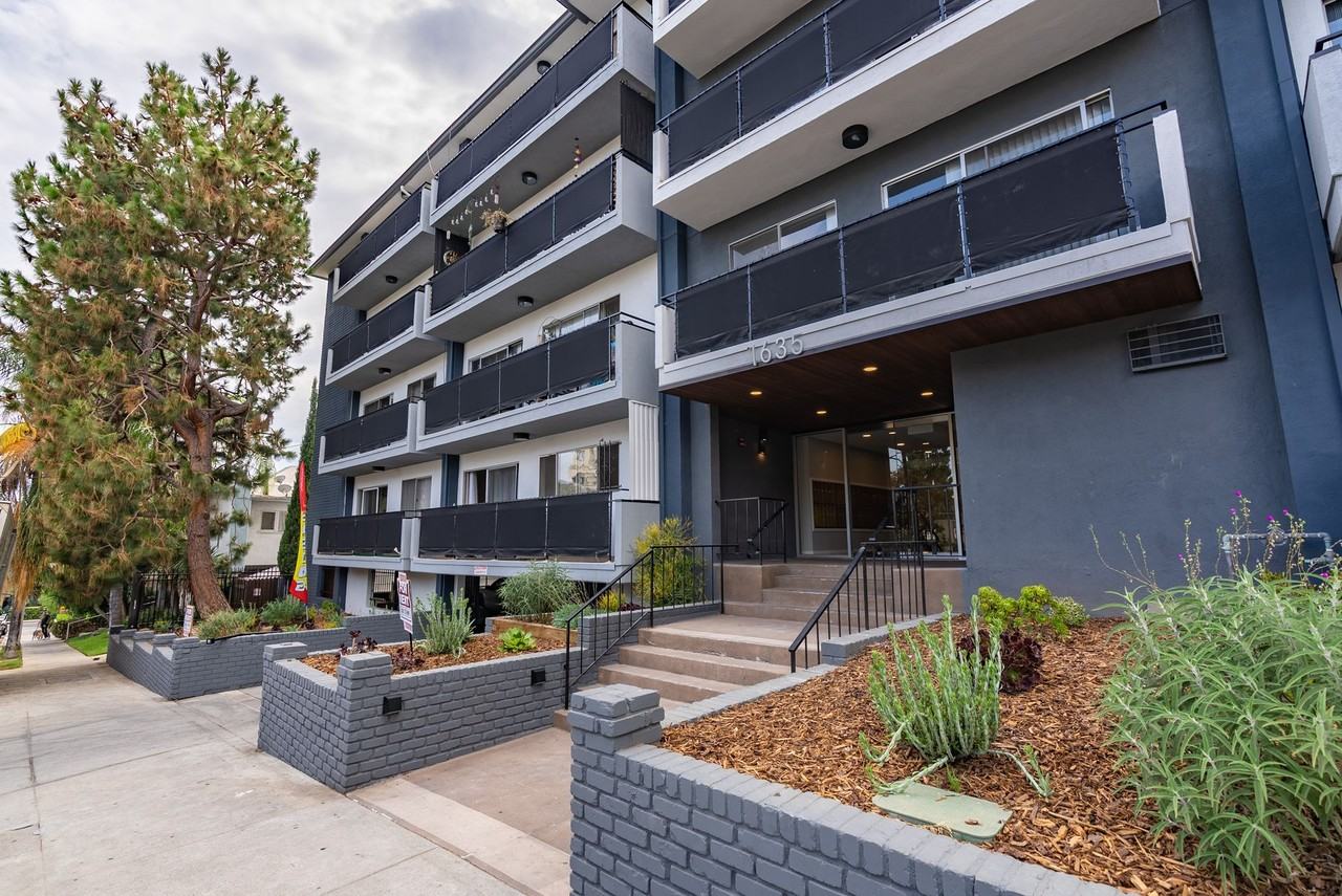 1635 North Martel Avenue - Photo 2 of 42