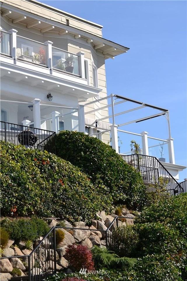 Convenience and Elegance: Your Perfect Queen Anne Home - Photo 2 of 9