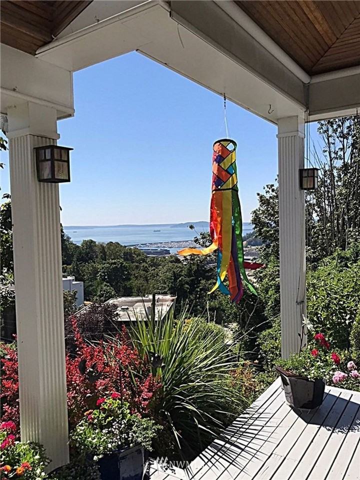 Convenience and Elegance: Your Perfect Queen Anne Home - Photo 3 of 9