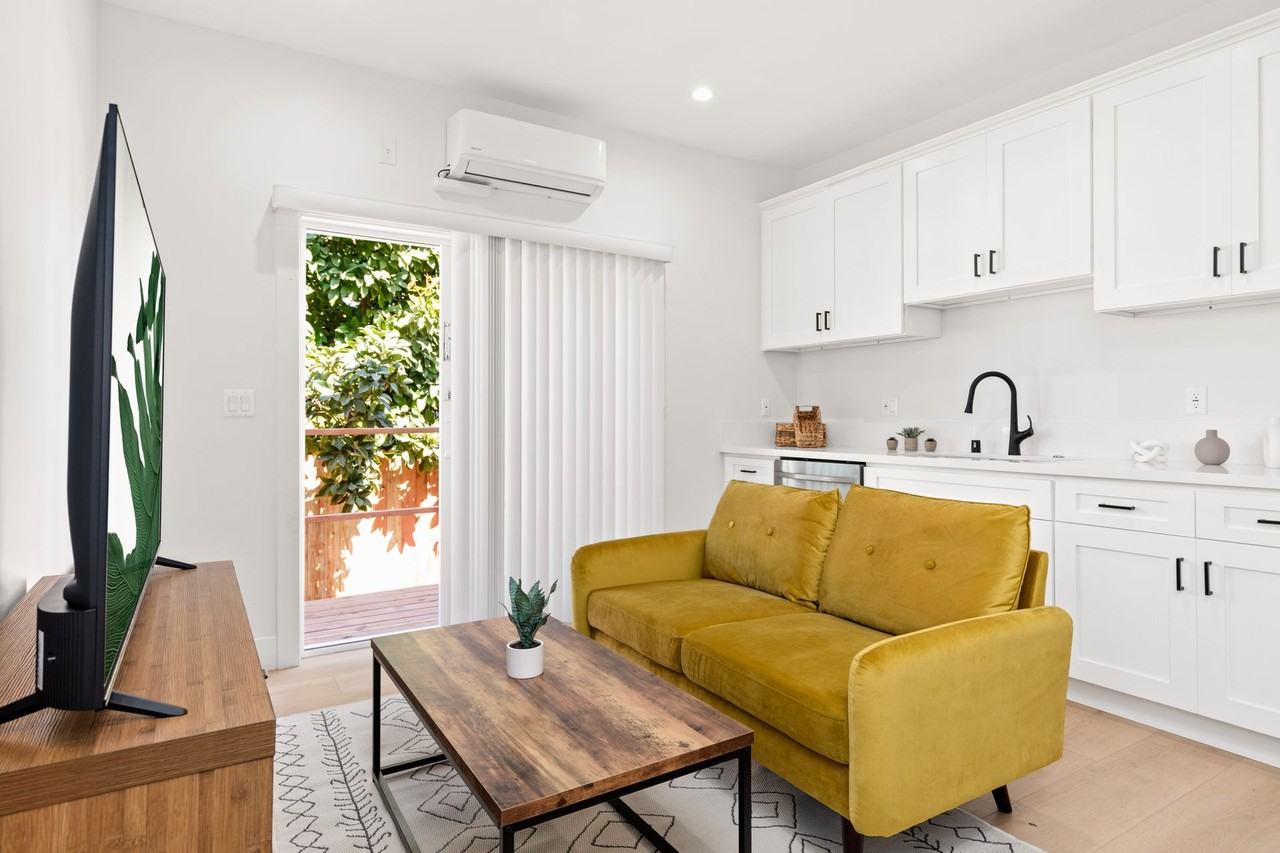 A 3 Bedroom apartment with Ensuite Bathrooms, common areas and a fully functional kitchen at 1736 Kelton Ave. - Photo 3 of 35