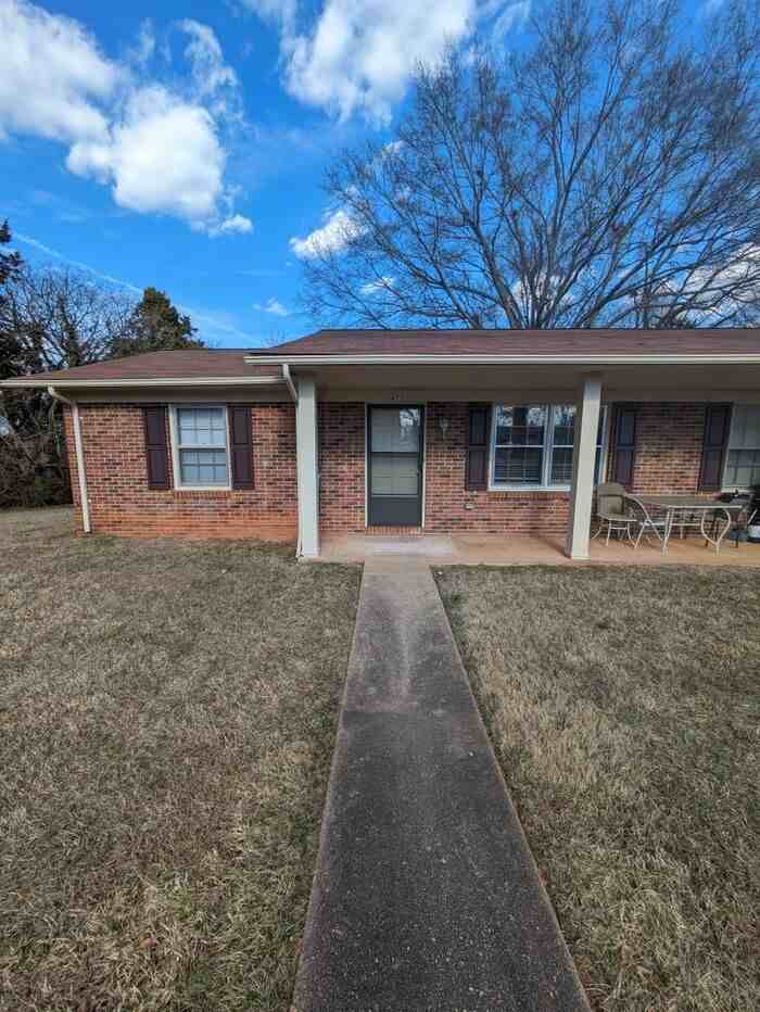 425 10th Avenue Pl Ne, Hickory, NC 28601 2 Bedroom House for 995/month