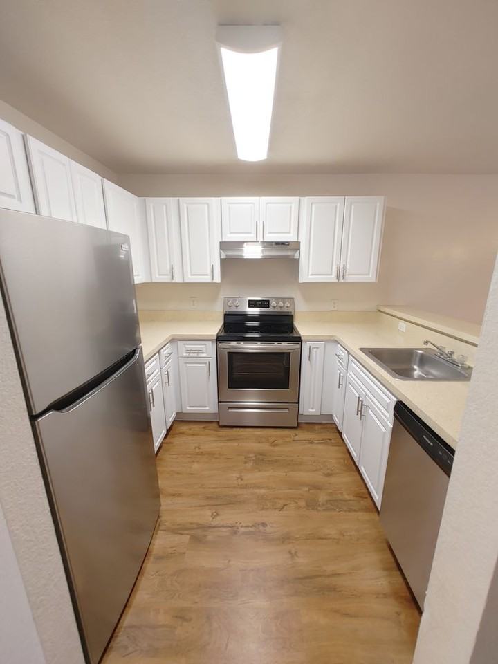 Plaza Royale Apartments - Photo 2 of 15
