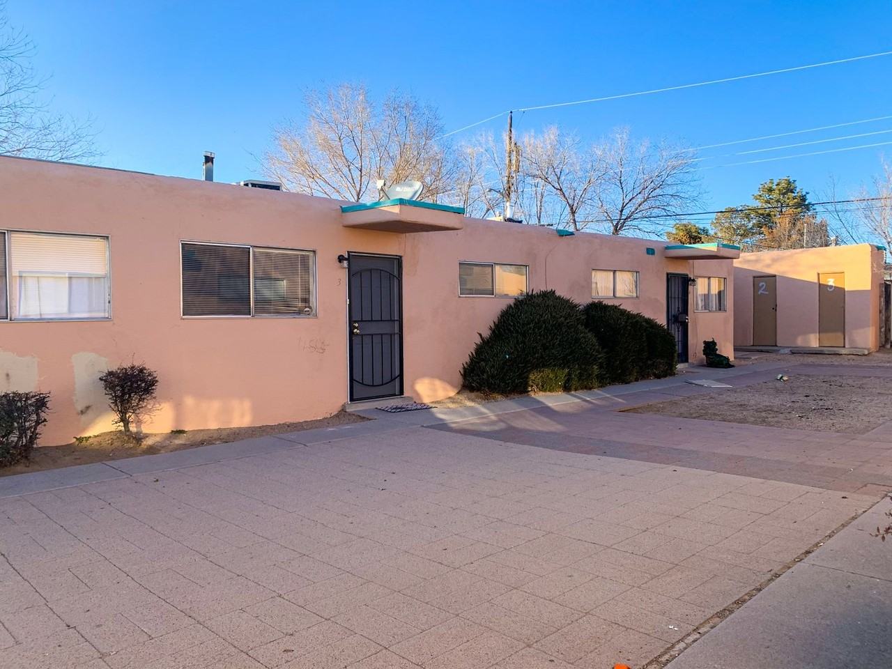 Large 2 Bed with Private Backyard - Photo 5 of 31