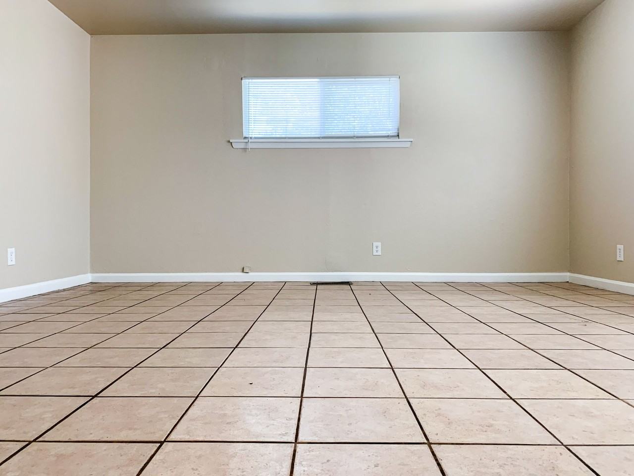 Spacious 2 Bedroom Apartment with Private Patio - Photo 7 of 21