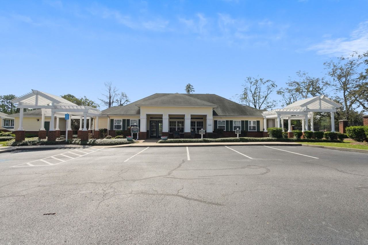 LAKEVIEW APARTMENTS - Photo 2 of 23