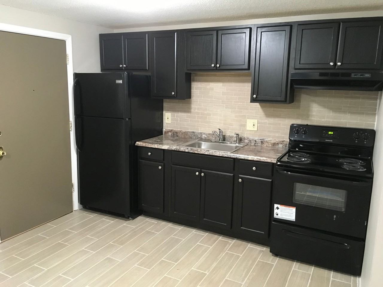 Water's Edge Apartments - Photo 3 of 12