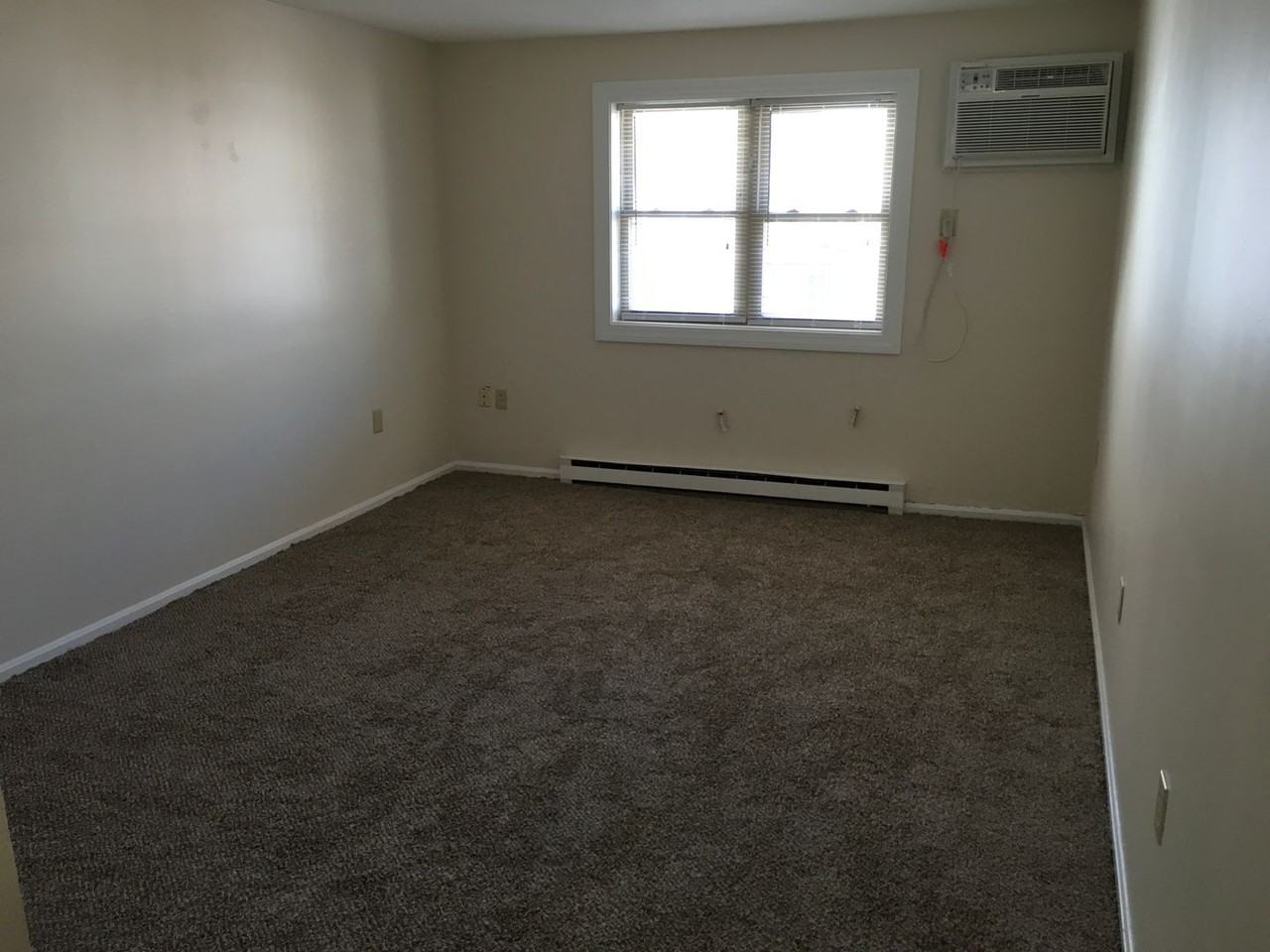 Water's Edge Apartments - Photo 6 of 12