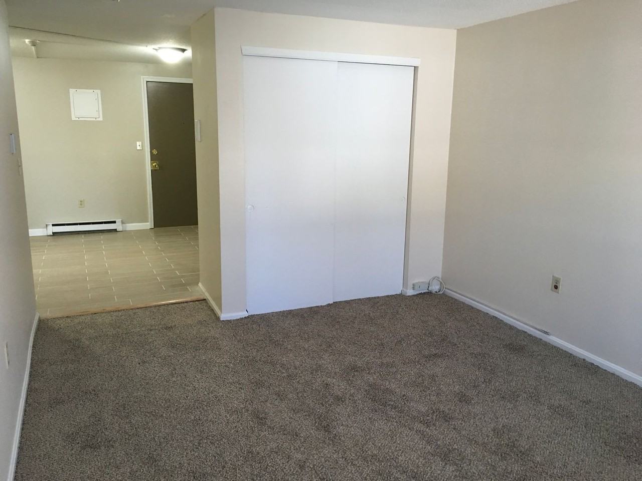 Water's Edge Apartments - Photo 7 of 12