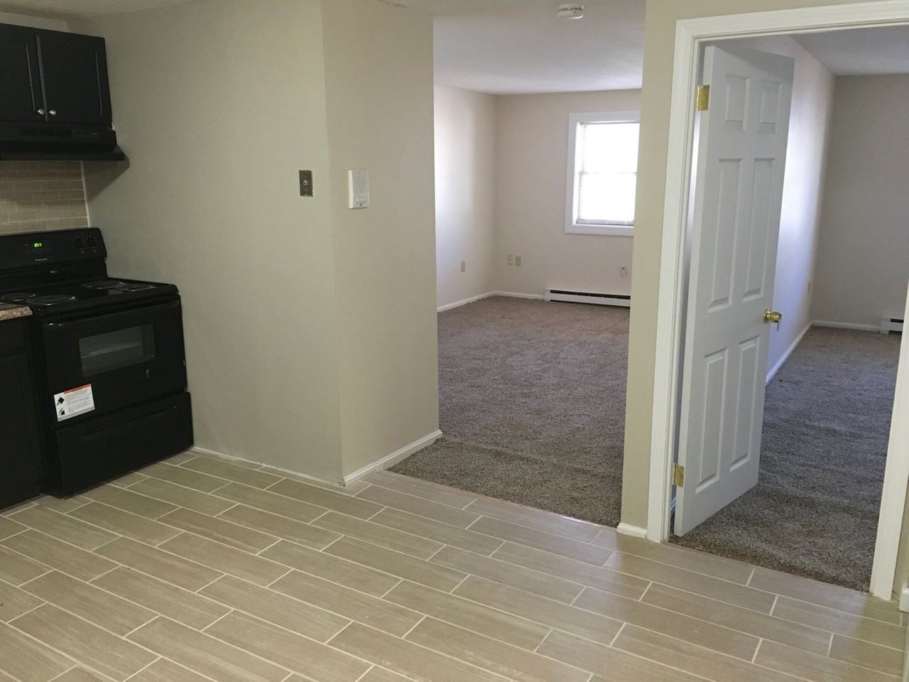 Water's Edge Apartments - Photo 4 of 12