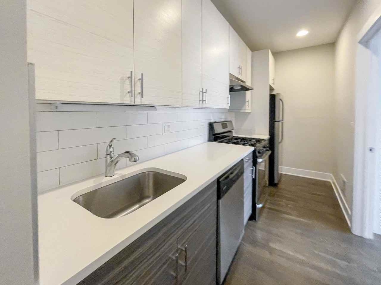 3915-21 N. Janssen - Photo 7 of 9