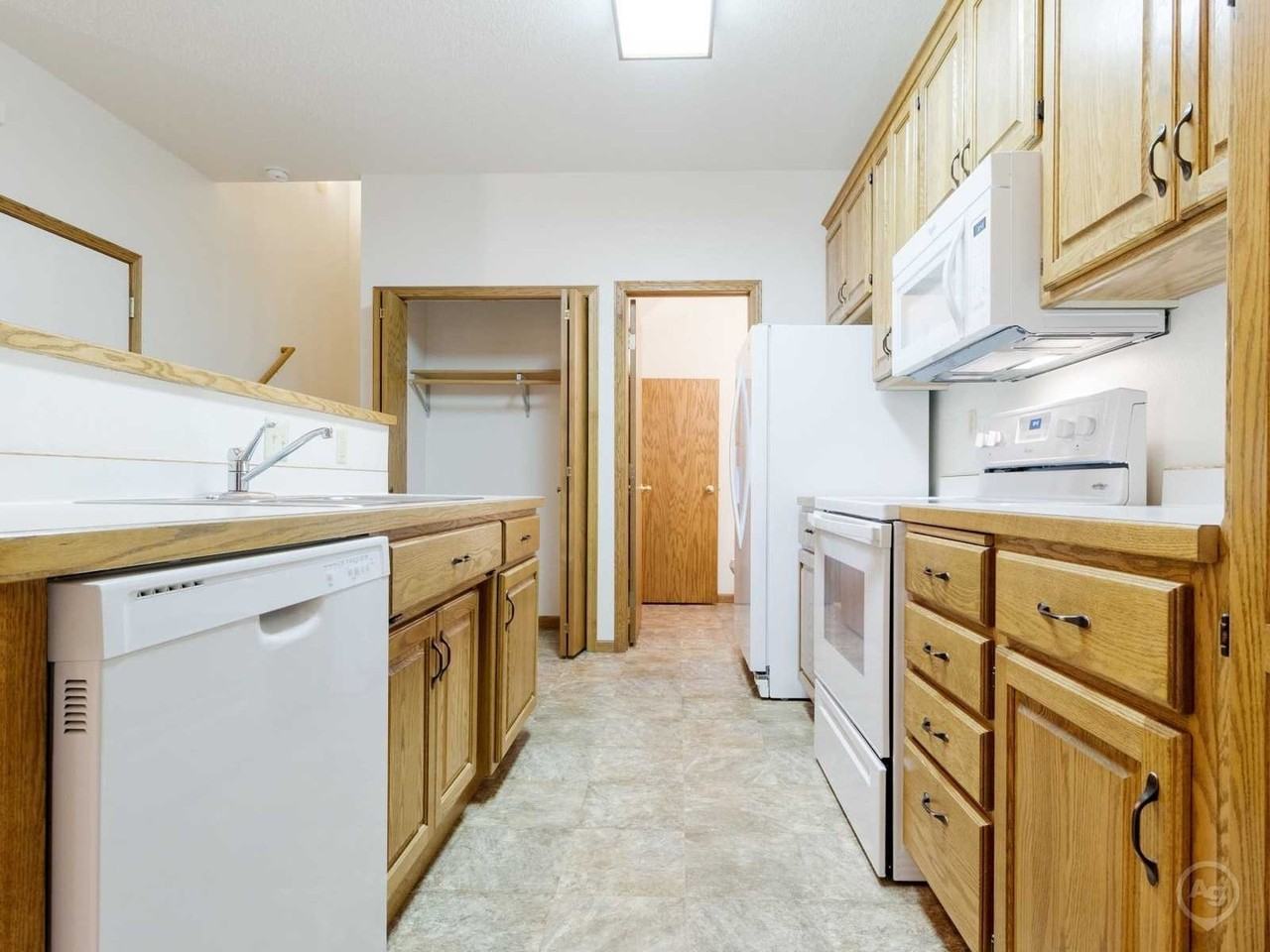 Mistwood Townhomes - 3015 - Photo 2 of 4